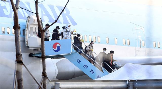 중국 후베이성 우한과 인근에서 철수한 한국인 367명이 정부 전세기를 타고 1월 31일 김포공항에 도착해 비행기에서 내리고 있다. 서재훈 기자