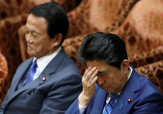 지난 2018년 4월 11일 일본 중의원에 나란히 출석한 아베 신조 총리(오른쪽)와 아소 다로 부총리 겸 재무상. [로이터]