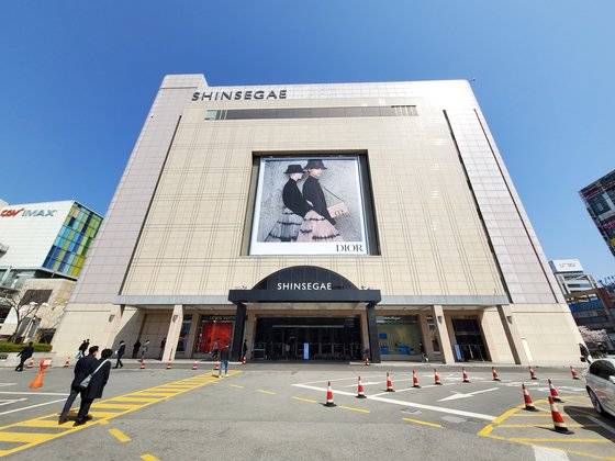 29일 광주 서구 신세계백화점 광주점. 전남 목포에서 태국 여행을 다녀온 코로나19 확진자가 지난 26일 이곳 '구찌' 매장을 방문한 것으로 확인됐다. 광주신세계는 서구 보건행정과 등 보건 당국 지침에 따라 이날 정상 영업을 한다고 밝혔다. 뉴스1