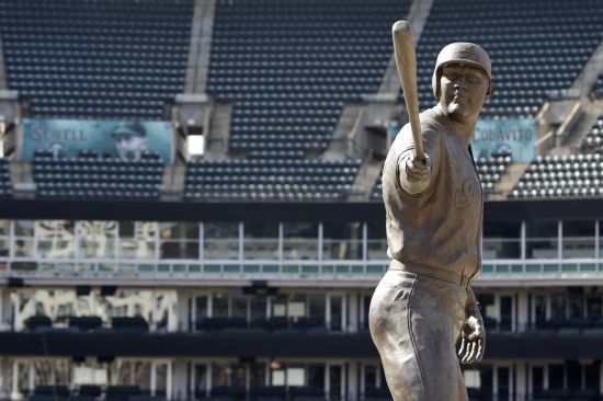 (클리블랜드 AP=연합뉴스) 미국 오하이오 주 클리블랜드의 텅 빈 경기장에 26일(현지시간) 전직 미국프로야구 메이저리그(MLB) 클리블랜드 인디언스 선수 짐 토미의 동상이 세워져 있다. 이날 예정돼 있던 클리블랜드와 디트로이트 타이거스 간 MLB 개막전은 신종 코로나바이러스 감염증(코로나19) 여파로 연기됐다.
