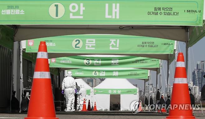 한산한 드라이브 스루 선별진료소 (서울=연합뉴스) 김도훈 기자 = 16일 오후 서울 송파구 잠실종합운동장 주 경기장 인근에 마련된 드라이브 스루 선별 진료소가 한산하다. 2020.3.16 superdoo82@yna.co.kr