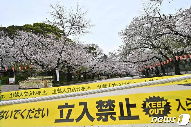 코로나19 사태로 출입이 통제된 도쿄도 우에노 공원.  © AFP=뉴스1