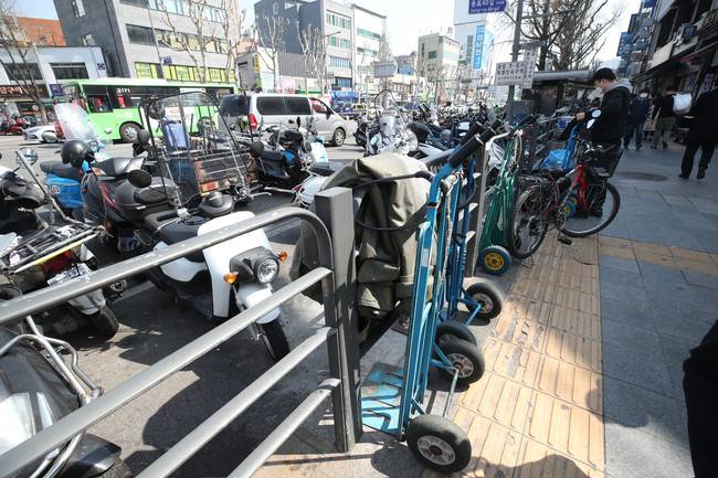 31일 오전 서울 종로구 도매시장 일대에 배달 지게가 세워져 있다. 이날 통계청은 산업생산과 소비는 각각 전월보다 3.5%, 6.0% 줄어들며 '구제역 파동'이 있었던 2011년 이후 가장 큰 폭으로 감소했다고 발표했다. 백소아 기자 thanks@hani.co.kr