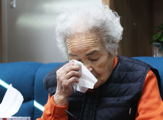 지난해 12월 헌법재판소 선고를 들으며 눈물을 흘리고 있는 이옥선 할머니. 위안부 할머니들의 유일한 소원은 살아 생전에 제대로 된 사과를 받아보는 것이다. 광주=연합뉴스