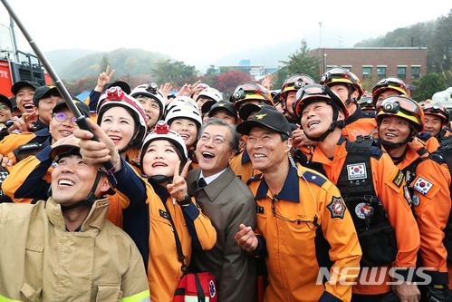 【서울=뉴시스】 문재인 대통령이 지난 2017년 6월 7일 용산소방서 소방관들과 함께 기념사진을 찍는 모습. (사진= 뉴시스 DB)