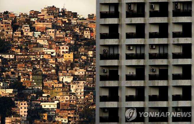 브라질 리우의 건물 뒤로 보이는 빈민촌 [AFP=연합뉴스 자료사진]