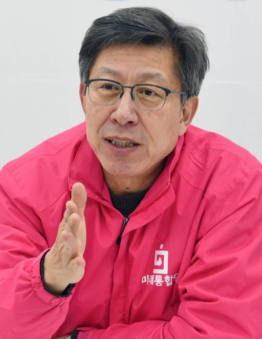 미래통합당 박형준 공동선대위원장이 1일 국회에서 통합당 총선 전략과 판세를 설명하고 있다. 허정호 선임기자