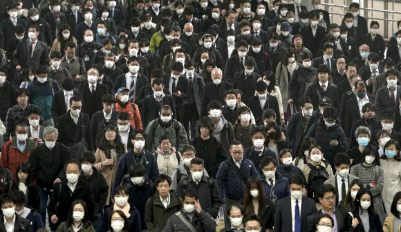 코로나19 확산에도 계속되는 일본의 일상 - 일본 도쿄에서 코로나19 확산세가 심각해지는 가운데 31일 출근하는 시민들이 마스크를 쓴 채 무리 지어 지하철역으로 향하고 있다. 2020.3.31 EPA 연합뉴스