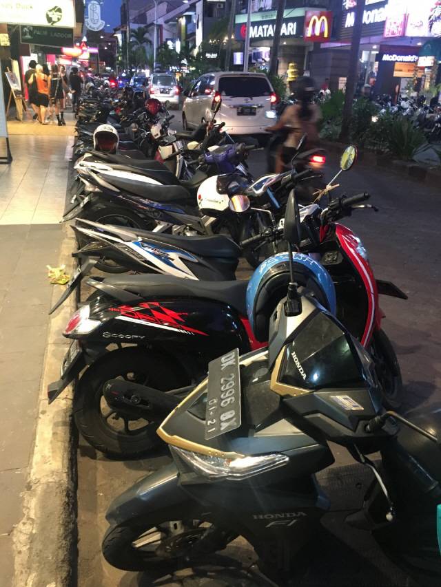 발리 어디에나 빽빽하게 주차된 바이크들. 이 곳의 바이크는 앞뒤 모두 번호판이 달려 있습니다.