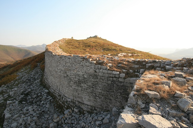 백암성 성벽과 장대의 모습