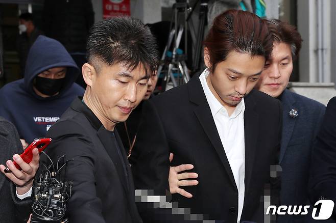 이성과의 성관계를 불법 촬영해 유포한 혐의를 받고 있는 가수 정준영씨(30)와 버닝썬 클럽 MD 김모 씨(뒷줄 왼쪽)/뉴스1 © News1 민경석 기자
