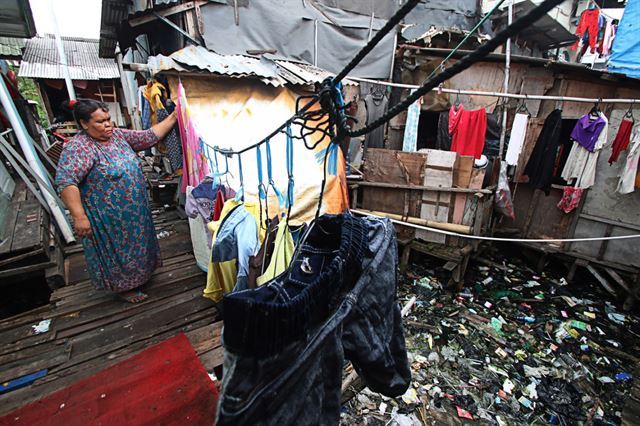 자카르타 도심 내 빈민촌 풍경. 집 아래 강은 쓰레기로 가득하다. 안타라통신 캡처