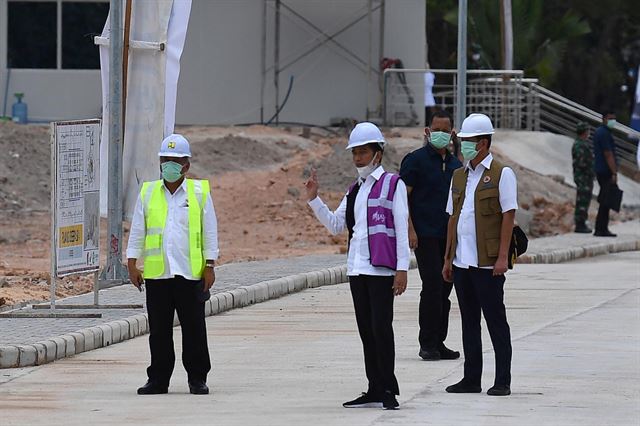 조코 위도도(가운데) 인도네시아 대통령이 1일 싱가포르 근처에 있는 갈랑섬을 방문해 코로나19 응급병원 현황을 살펴보고 있다. 안타라통신 캡처