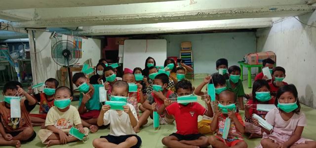 인도네시아 빈민촌 아이들이 재인도네시아한인회로부터 마스크를 받고 직접 써보고 있다. 재인도네시아한인회 제공
