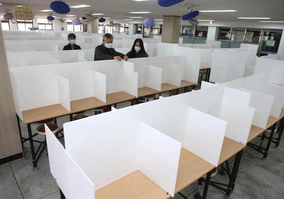 지난 3월 31일 신종 코로나바이러스 감염증(코로나19) 확산을 막고자 급식실에 칸막이를 설치한 대구 경북고등학교의 모습. 이날 정부는 온라인 개학 방침을 결정했다. [연합뉴스]
