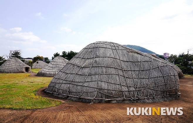 삼양동 선사유적지는 청동기시대 말기에서 철기시대 초기의 마을 유적으로 제주에 탐라국이 형성되기 이전에 살았던 사람들의 흔적이다.