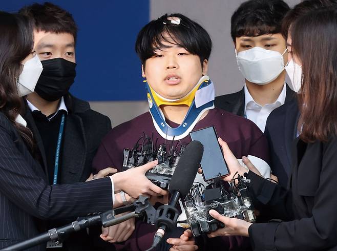 인터넷 메신저 텔레그램에서 미성년자를 포함한 최소 74명의 성착취물을 제작·유포한 혐의를 받는 '박사방' 운영자 조주빈(25)이 3월25일 서울 종로구 종로경찰서에서 서울중앙지방검찰청으로 이송되고 있다. ⓒ시사저널 고성준