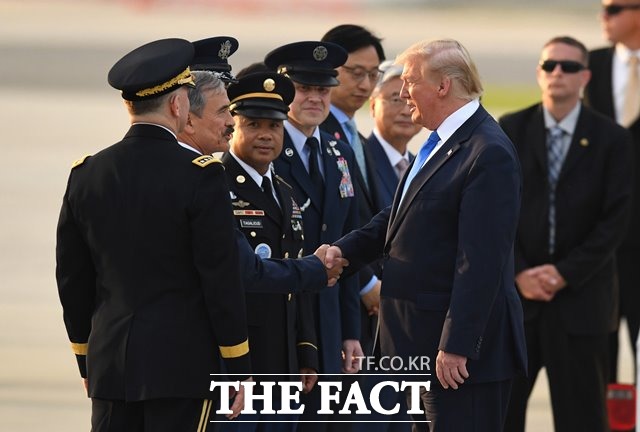 지난해 6월 트럼프 미국 대통령이 경기도 오산 미공군기지에 도착해 해리 해리스 주한 미대사와 악수를 나누는 모습. /사진공동취재단