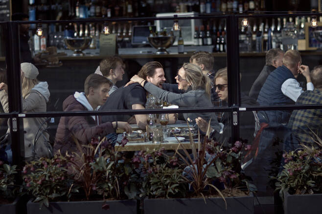 4일(현지시간) 스웨덴 수도 스톡홀름의 한 카페에서 시민들이 대화를 나누고 있다. 스톡홀름｜AP연합뉴스