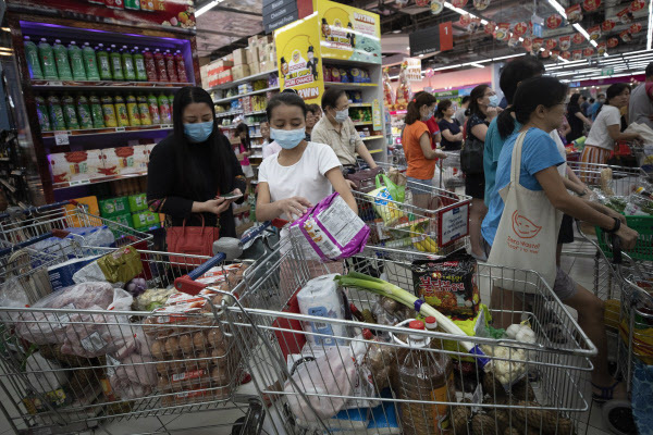 지난 2월 생필품 사재기 조짐이 나타나기 시작한 싱가포르의 한 수퍼마켓에서 현지인이 한국 라면 '불닭볶음면'을 구입하고 있다. /EPA