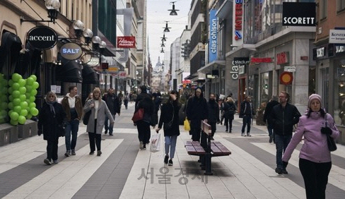 신종 코로나바이러스 감염증(코로나19)이 확산하고 있는 스웨덴 수도 스톡홀름 중심 쇼핑가에서 지난 3월25일(현지시간) 시민들이 걸어가고 있다. /연합뉴스