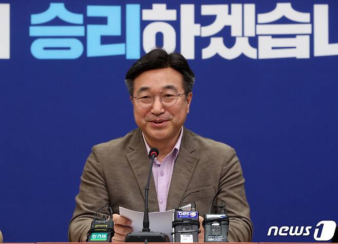 윤호중 더불어민주당 사무총장이 22일 오후 서울 여의도 국회에서 공천 결과를 밝히는 기자회견을 갖고 있다. 2020.03.22/뉴스1 © News1 박세연 기자