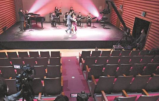 코로나19 사태로 지친 사람들의 심리 방역을 위해 서울 마포아트센터 플레이맥에서 지난달 31일 ‘올 댓 탱고’ 공연이 관객 없이 생중계로 열리고 있다.