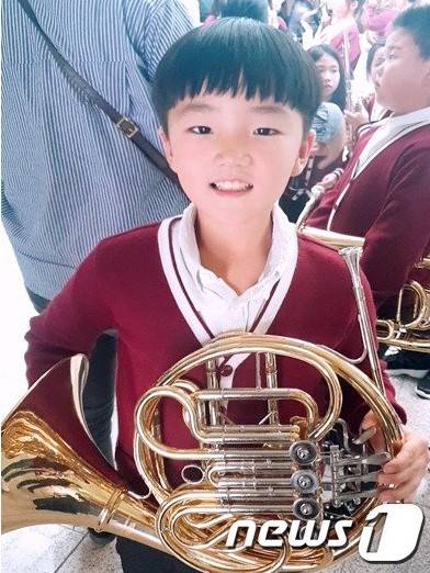 /사진=뉴스1. 생전 좋아하던 악기 호른을 들고있는 고군의 모습.