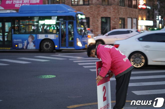 황교안 미래통합당 대표가 서울 종로 혜화동에서 유권자를 향해 인사를 하는 모습. (황교안 캠프 제공) © 뉴스1