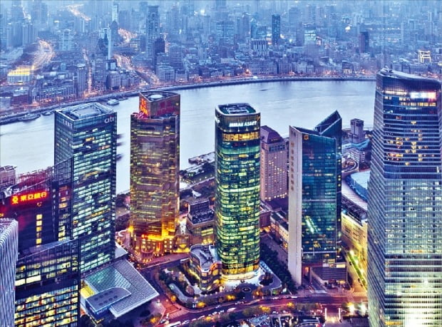 미래에셋자산운용의 부동산펀드가 투자한 중국 상하이 푸둥지구의 미래에셋상하이타워.  /한경DB