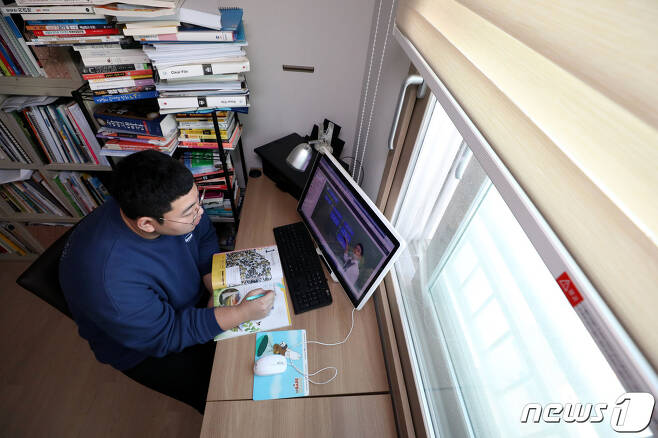 9일 고3 수험생이 서울 강서구의 집에서 원격수업을 듣고 있다. /뉴스1 © News1 이광호 기자