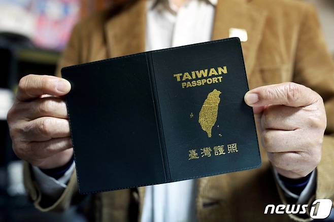 대만의 독립성향 활동가들이 제작한여권 커버. © 로이터=뉴스1