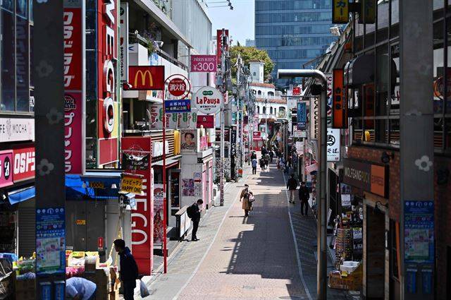 일본 정부가 도쿄 등 7개 지역을 대상으로 긴급사태 선언을 발령한 가운데 8일 도쿄의 번화가 하라주쿠 거리가 평소와 달리 한산하다. 도쿄=AFP 연합뉴스