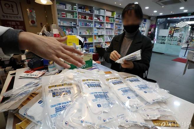 평일 전국 약국에 공급되는 공적 마스크 물량이 늘어난 지난달 30일 서울 중구 명동의 한 약국에서 시민이 공적 마스크를 구매하고 있다. / 사진=이기범 기자 leekb@