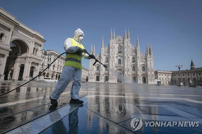 지난달 31일(현지시간) 이탈리아 밀라노 두오모 광장에서 한 근무자가 청소작업을 벌이고 있다. [EPA=연합뉴스 자료사진]