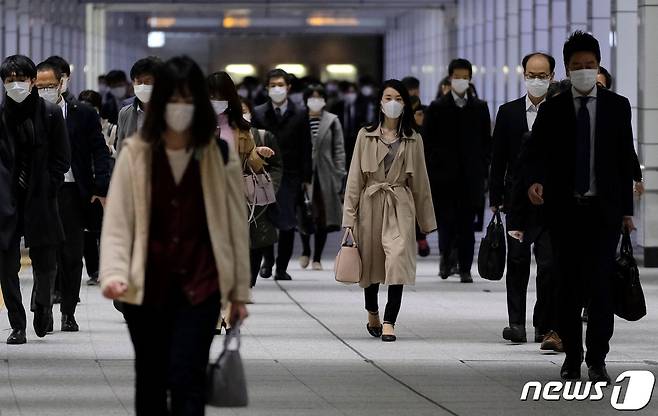 9일 오전 일본 도쿄 신주쿠역에서 마스크를 쓴 시민들이 출근하고 있다. © AFP=뉴스1