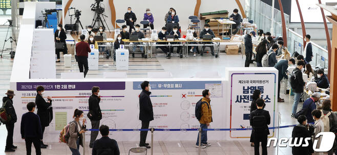 제21대 국회의원선거 사전 투표가 시작된 10일 오전 서울역에 마련된 남영동 사전투표소를 찾은 시민들이 줄 서 있다. 2020.4.10/뉴스1 © News1 안은나 기자