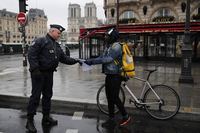전국 봉쇄 중인 프랑스 파리에서 한 경관이 행인을 검문하고 있다. (사진=AP/뉴시스)