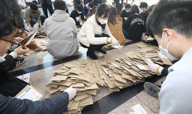 21대 국회의원 사전투표가 끝난 11일 오후 서울역 사전투표소에서 관계자들이 투표용지를 분류하고 있다. 연합뉴스