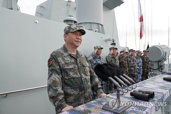 시진핑 중국 국가주석은 집권 이후 해군력 강화에 박차를 가하고 있다. 또 자주 해상 사열에 나서 중국 해군을 격려하고 있다. [연합뉴스]