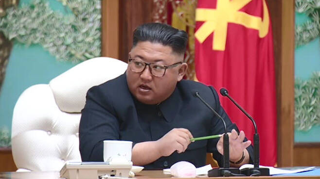 노동당 정치국 회의를 주재하는 북한 김정은 국무위원장