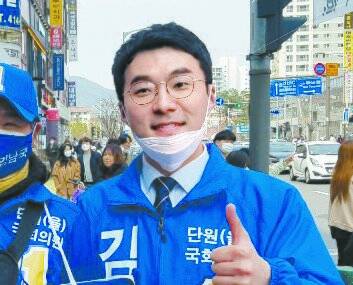 지난 11일 거리 유세 중 손가락을 들어 보이는 김남국 후보
