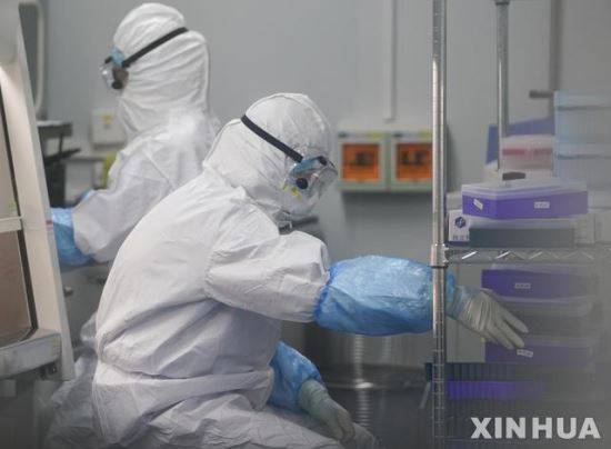 중국 후베이성 우한의 한 신종 코로나바이러스감염증 연구센터에서 지난 2월 22일 연구원들이 핵산 실험을 하고 있다. 신화사·뉴시스