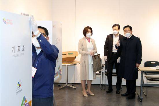 제21대 국회의원 선거에 출마하는 황교안 미래통합당 종로구 후보가 선거일인 15일 서울 종로구 혜화동 제3투표소에서 기표를 하려다 기표소를 나와 투표관리관에게 비밀보장 등의 조치에 대해 이야기를 하고 있다. 그러자 관계자가 기표소에 가림막을 설치하고 있다. 뉴시스