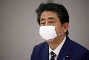 아베 신조 일본 총리가 지난 7일 도쿄 총리집무실에서 열린 코로나19 대책회의에 참석해 발언하고 있다. (사진=AFP)