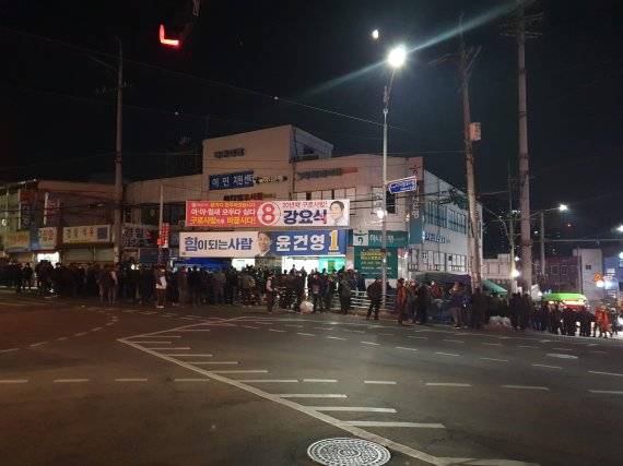 서울 구로구 남구로역 인근 인력시장 모습. 이른 시간이지만 일거리를 찾기 위해 나온 일용직 근로자들이 줄을 서 있다. / 사진=최재성 기자