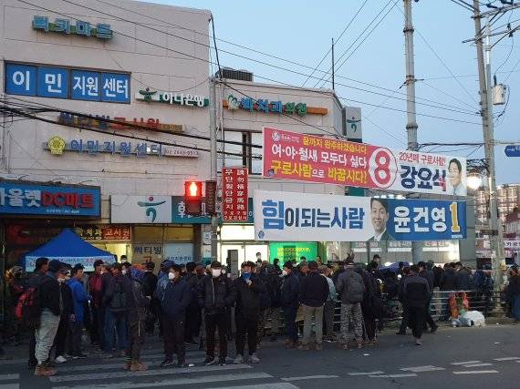 오전 6시가 지나면서 인력시장이 문을 닫았지만, 일거리를 찾지 못한 일용직 근로자들이 쉽게 남구로역 일대를 떠나지 못하고 있다. 이 지역 인력사무소 관계자는 코로나19 장기화로 인해 일감이 30% 가까이 감소했다고 전했다. / 사진=최재성 기자