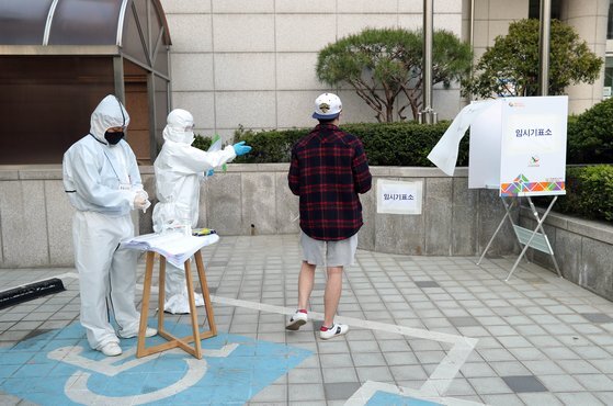 코로나19 확산 방지를 위해 해외입국자 등 자가격리자들이 15일 오후 서울 강남구 대치동 한 투표소 외부에 설치된 임시 기표소에서 4.15 총선 투표를 하고 있다.. 김성룡 기자