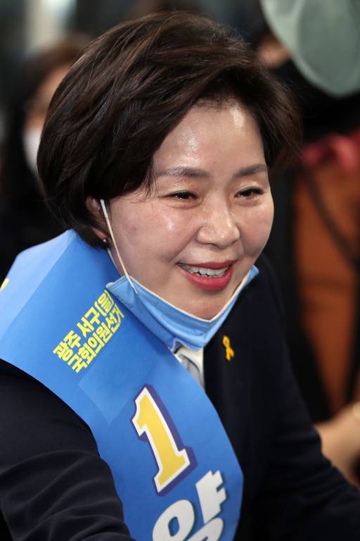 제21대 국회의원 선거에 출마한 더불어민주당 광주 서구을 양향자 후보가 15일 오후 광주 서구 금호동 자신의 선거사무소에서 지지자와 악수하며 밝은 표정을 짓고 있다. 광주=연합뉴스