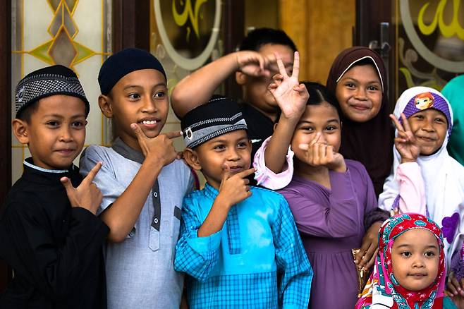 맹그로브 센터에서 나와 마주친 동네 꼬마들. 기도 전에 하트를 날린다